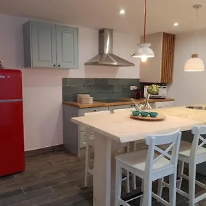 https://ideal-parelles-aptm-amb-encant-estil-mediterranichic-i.catalonia-hotels.com